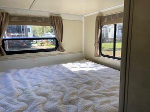 Click image for larger version

Name:	5 inside Bed - windows 3 sides able to open for fresh air.jpg
Views:	70
Size:	75.3 KB
ID:	20657